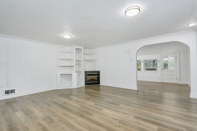 Foto del edificio - 2BR Upstairs Unit with Mountain Views & Private Yard – Tacoma Living at Its Best