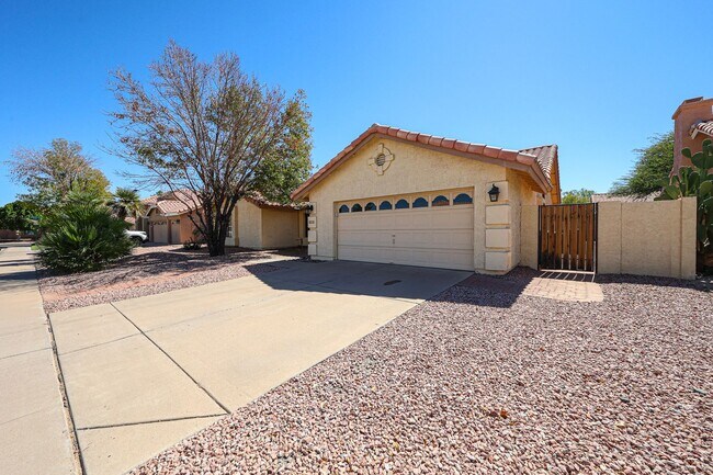 Foto del edificio - MOVE IN SPECIALS !! Welcome to this stunning 4-bedroom, 2-bathroom City of Tempe, AZ!!