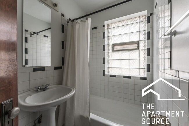 Foto del edificio - 1228 W Carmen Ave