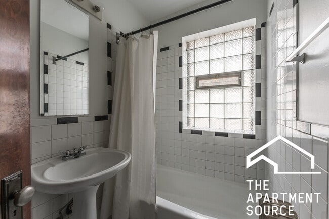 Building Photo - 1228 W Carmen Ave