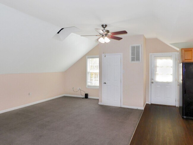 Building Photo - 2-bedroom apartment over garage