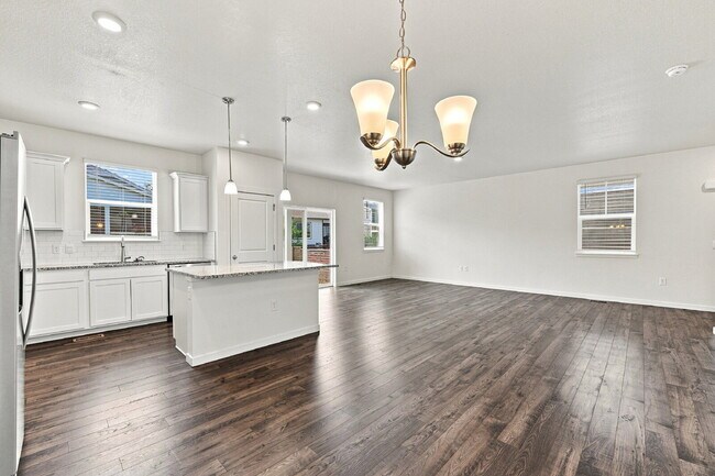Building Photo - $2,945.95 with $300 Off the first month's rent, 4 Beds - 2.5 Baths, Single Family Home in Aurora ...