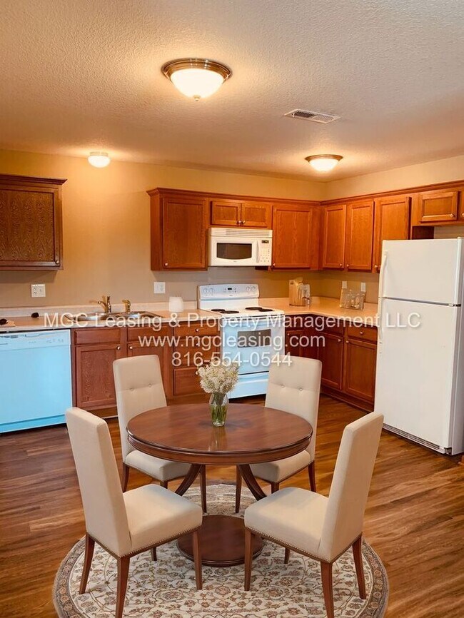 Foto del edificio - Charming Ranch Duplex in the Heart of Lone Jack - Ready Now!