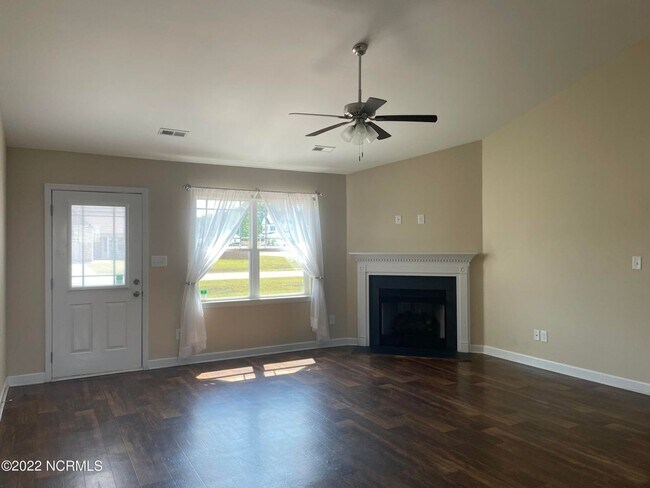 Foto del edificio - Welcome to Breakwater Drive!