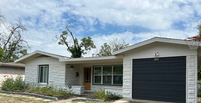 Foto del edificio - 420 Storeywood Dr