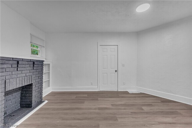 Building Photo - 712 Roselle Ave