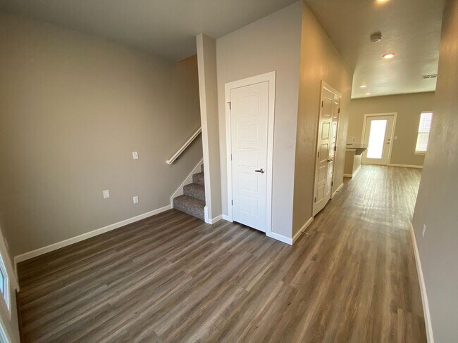 Foto del edificio - Location, Size, & Convenience!!