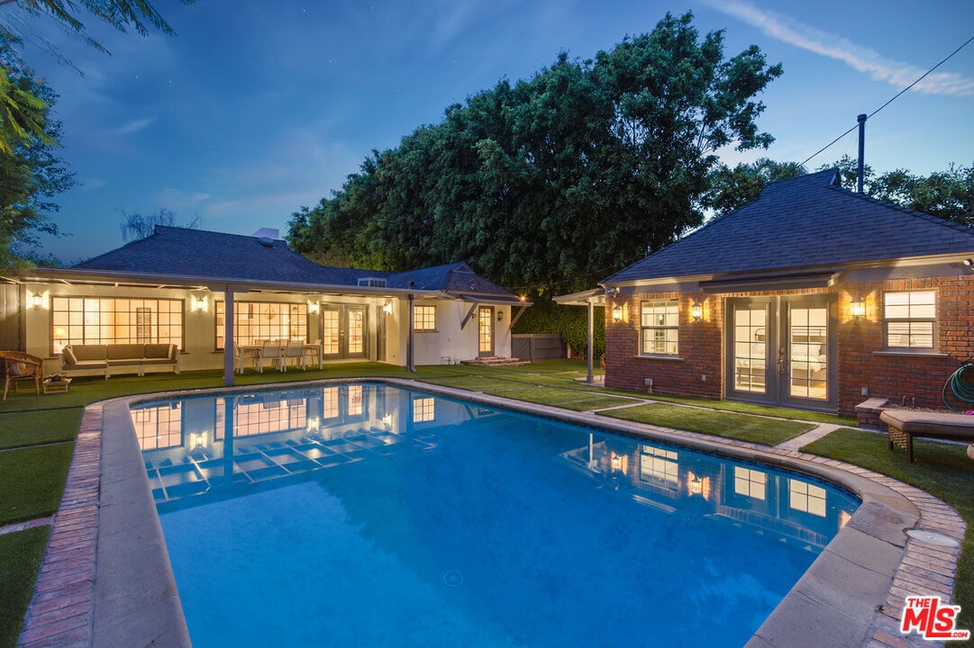 Primary Photo - 1526 San Vicente Blvd