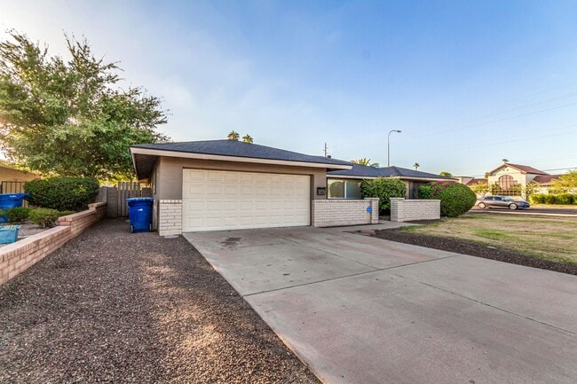 Building Photo - Stunning Tempe home - 5 bedroom - pool & y...