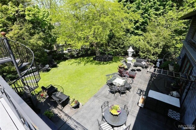 Foto del edificio - 72 N Long St