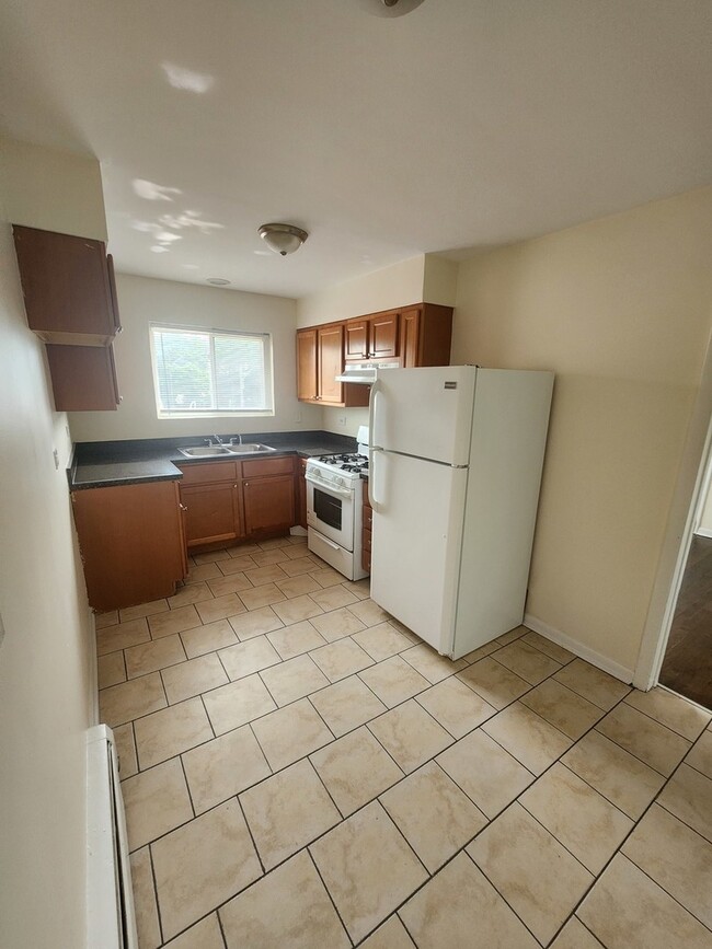 Building Photo - 7455 N Ridge Blvd