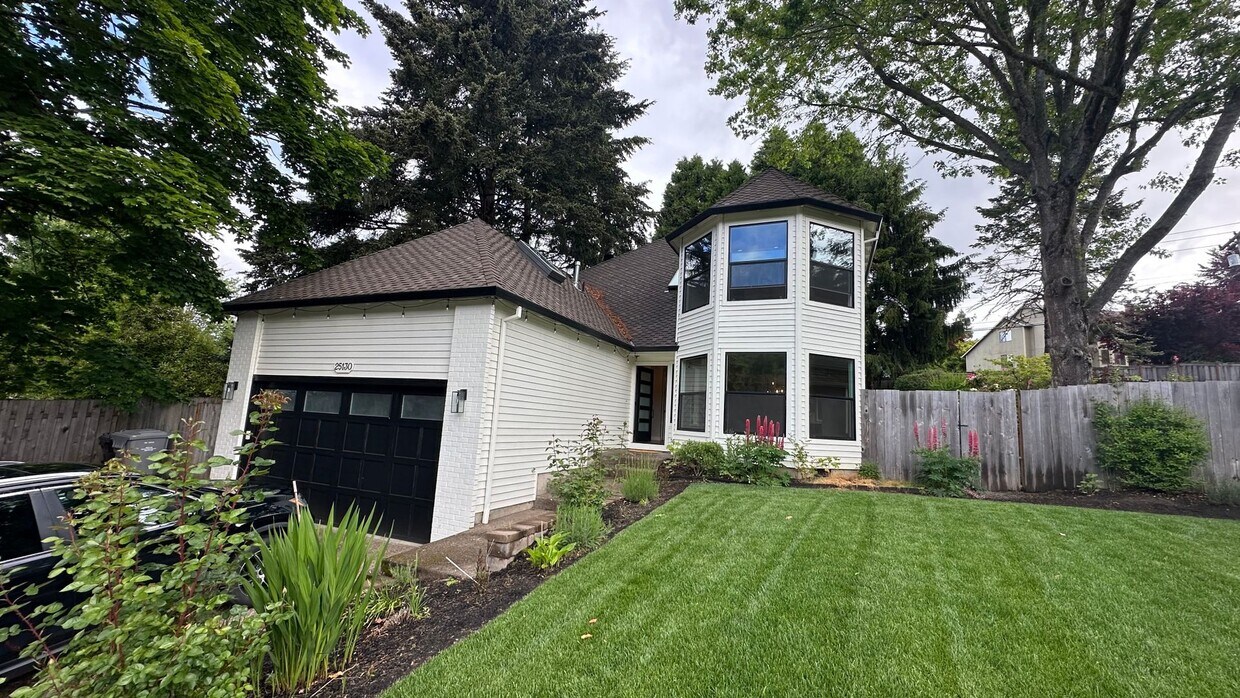 Foto principal - Exquisite 3 Bedroom, 3 Bath Home for Rent ...