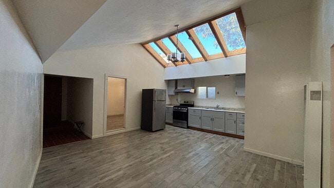 Building Photo - 562 Van Buren St