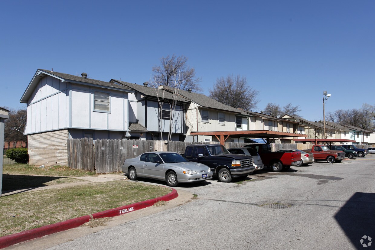 Building Photo - Oakwood Townhomes