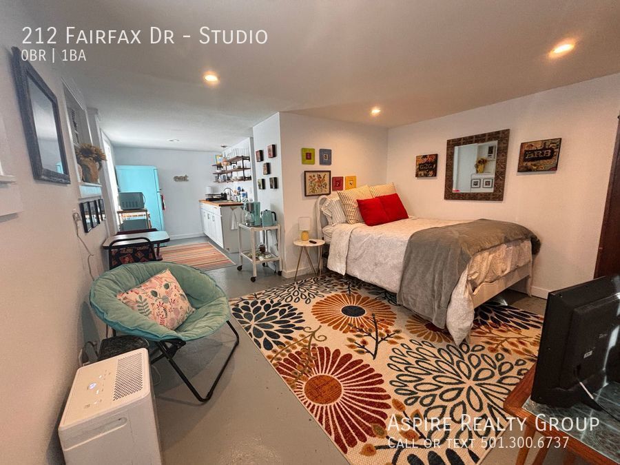 Primary Photo - Stylish, Furnished Hillcrest Studio