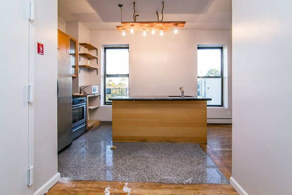 Building Photo - 197 Monroe St