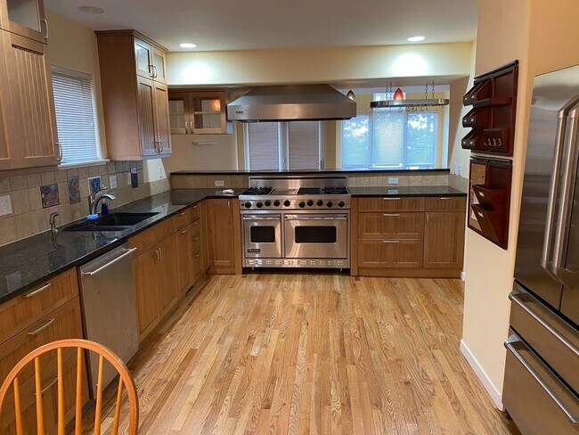 Building Photo - UNBEATABLE Views 4 Bed 2.5 Bath Single Fam...