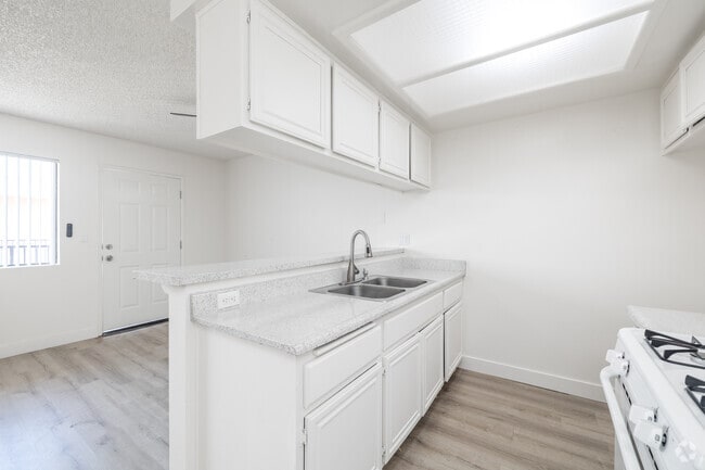 2BR, 2BA - 733SF - Kitchen - 1555-57 Carson St.