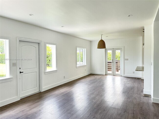 Foto del edificio - 7055 Sunset Dr