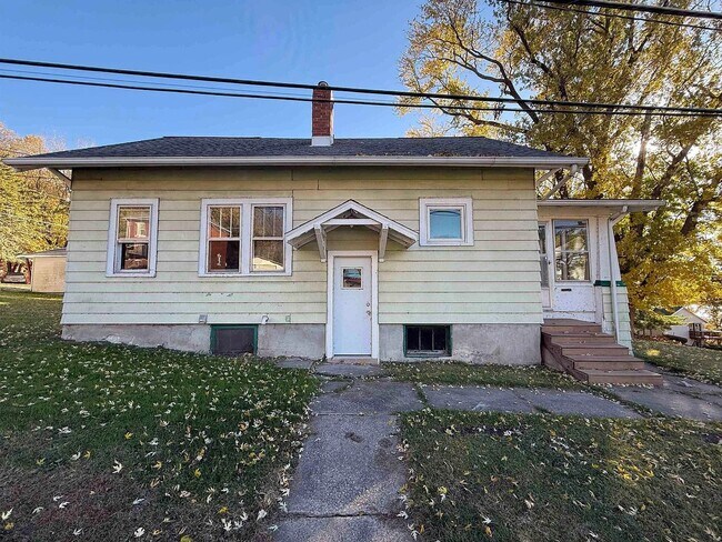 Foto del edificio - Charming 3-Bedroom Home with Enclosed Porch and Basement!