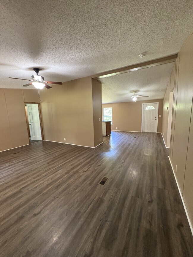 Foto del edificio - 152 Meadow Ln