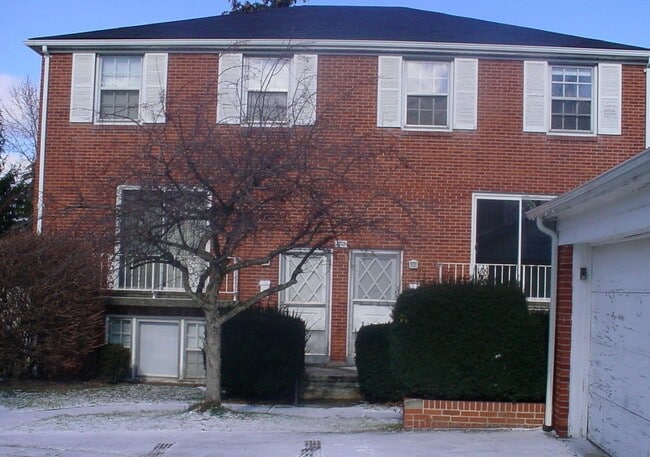 Building Photo - 2778 Center Rd