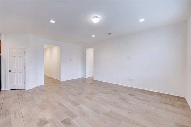 Building Photo - 307 Simmental Loop