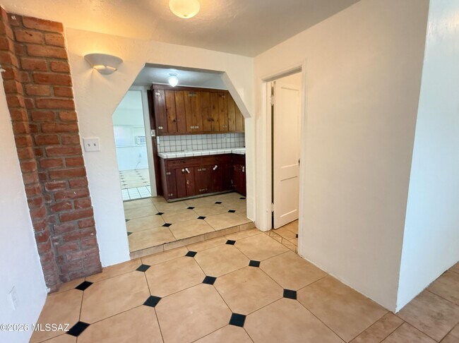 Building Photo - 833 W Tipton Dr