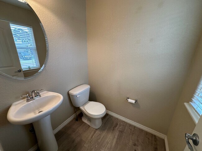 Building Photo - FANTASTIC 3 BEDROOM 2.5 BATHROOM LOCATED I...