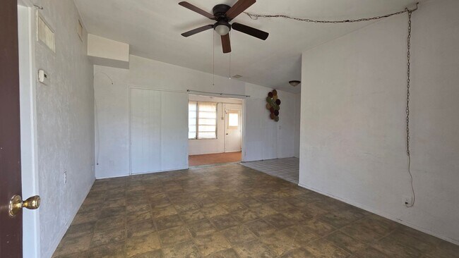 Foto del edificio - 2 Bedroom 1 Bath Single Family Home, Fenced in Yard
