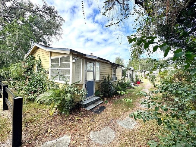Building Photo - 309 W Comanche Ave