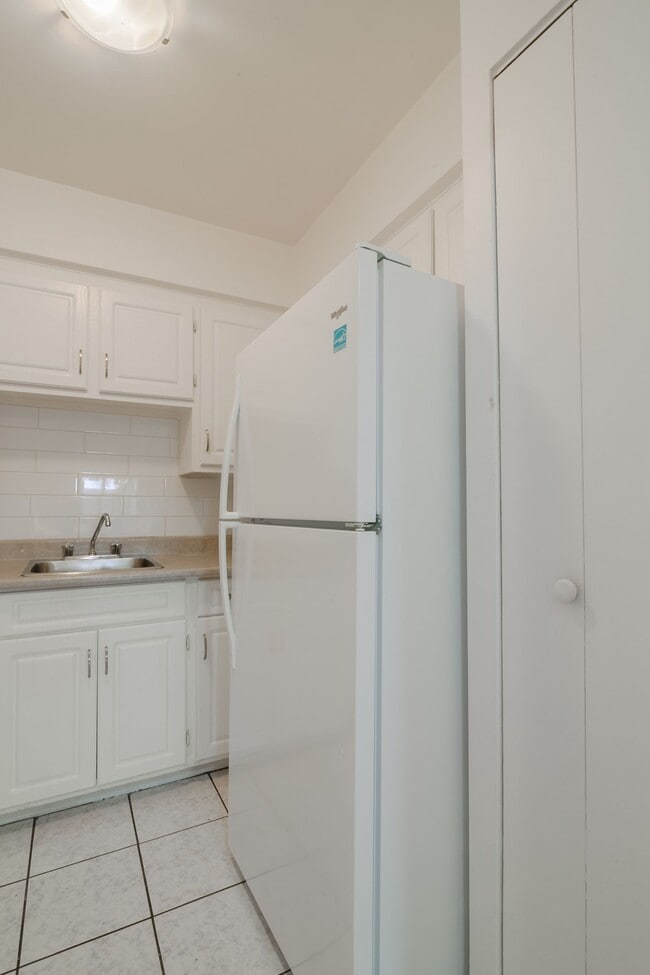 Building Photo - 2400 Av. Van Horne