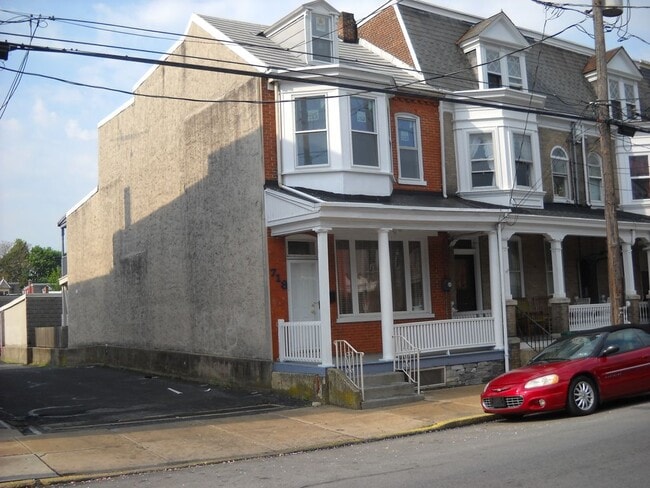 Building Photo - 718 Columbia Ave