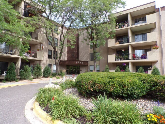 Foto del edificio - 2 BEDROOM CONDO IN FOUNTAIN WOODS IN EDINA...