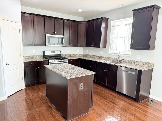 Foto del edificio - COLONIAL FORGE TOWNHOUSE - STAFFORD (END UNIT)
