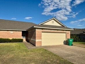Building Photo - 732 Paso Fino St