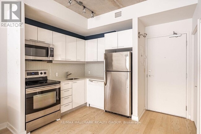 Building Photo - 354 Gladstone Ave
