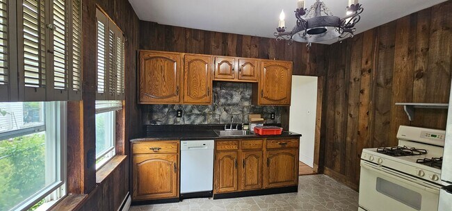 Foto del edificio - Allston 4bed with Large Enclosed Front Por...