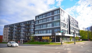 Building Photo - AM/FM