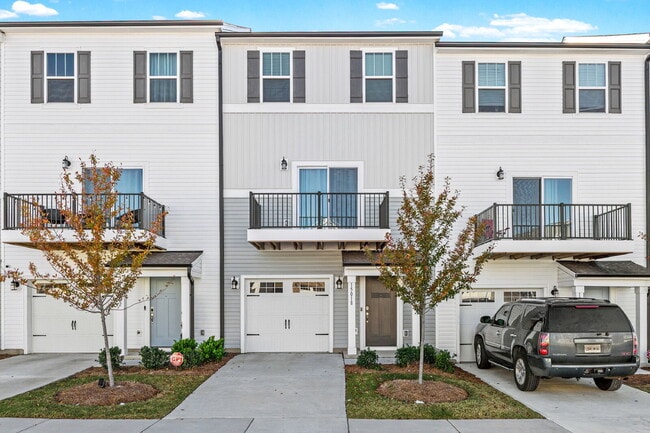 Your Perfect Charlotte Townhome Awaits — B... - Your Perfect Charlotte Townhome Awaits — B...