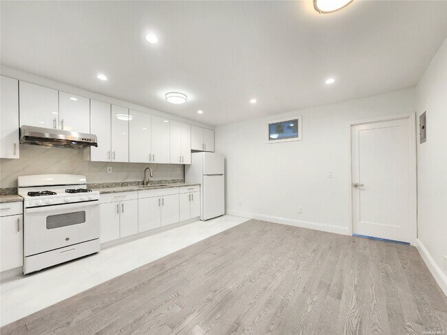 Building Photo - 76-12 Woodside Ave