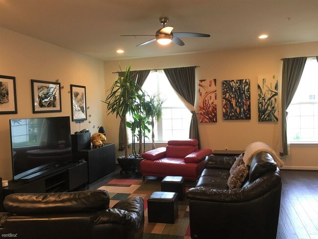 Building Photo - 3 br, 3.5 bath Townhome - 507 Bluffton Dr