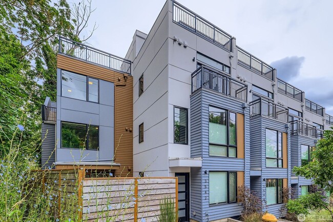 Spacious end-unit 3 bed townhome near Seat... - Spacious end-unit 3 bed townhome near Seat...