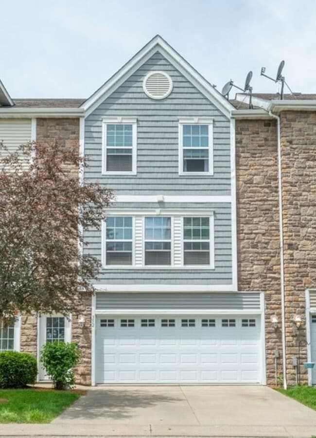 Building Photo - 352 NE Kingwood