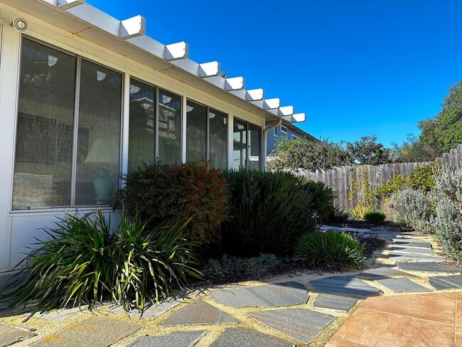 Building Photo - 3/2 house in North Clairemont! 2 car garag...