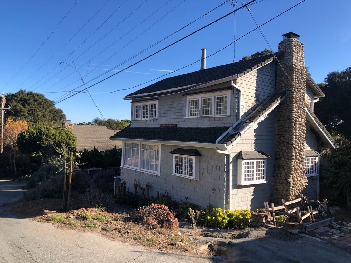 Primary Photo - Historic 2-bedroom, 1.5 bath home in the h...