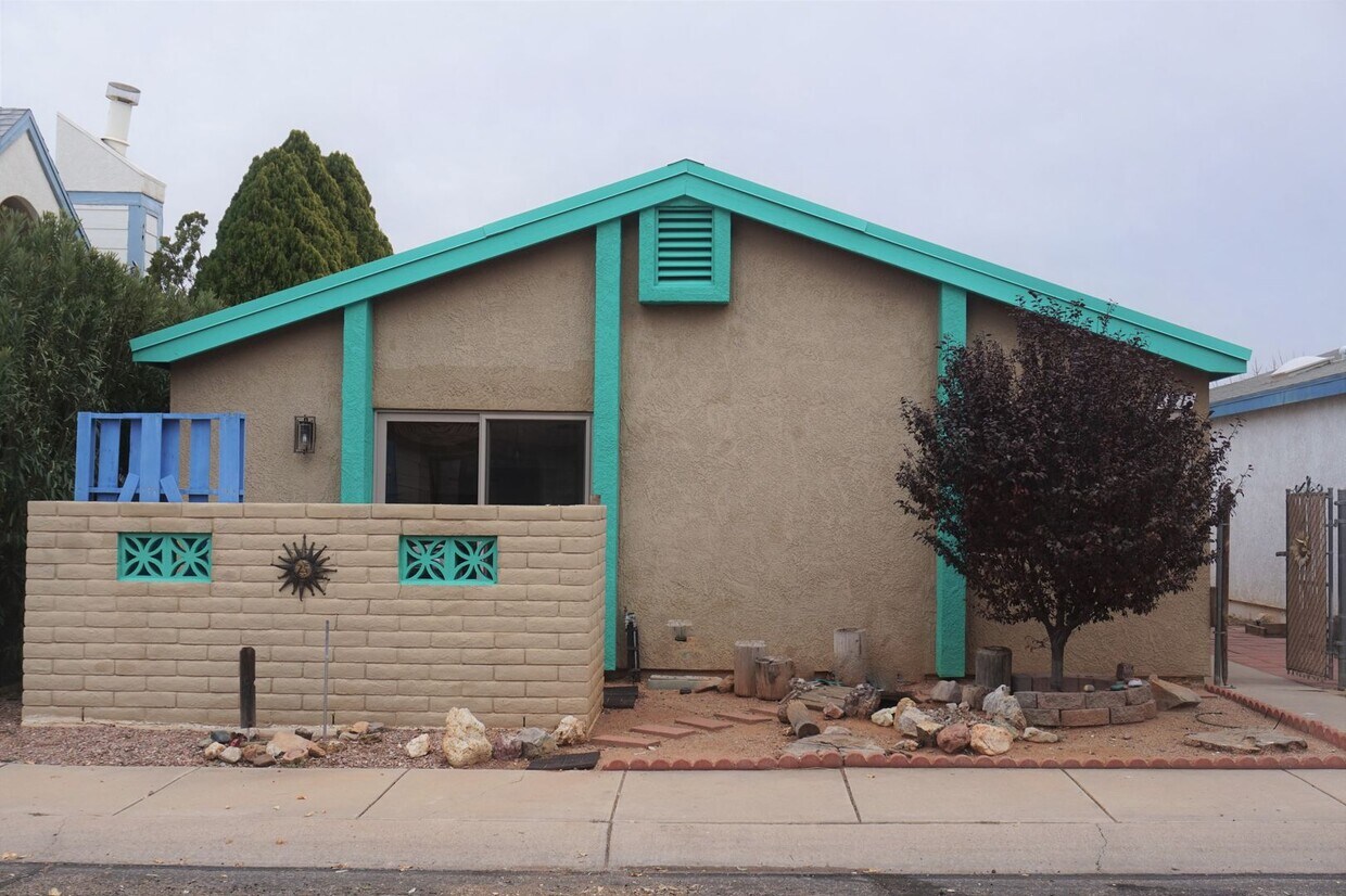 Primary Photo - Three bedroom home in Desert Shadows