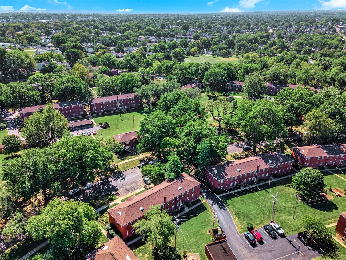 Hampton Gardens Apartments in ST LOUIS, MO