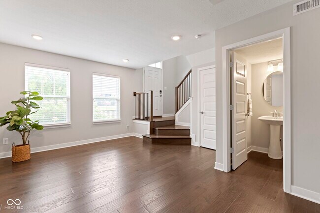 Building Photo - 1565 Omar Dr