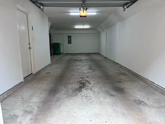Foto del edificio - 2710 Hullsmith Dr